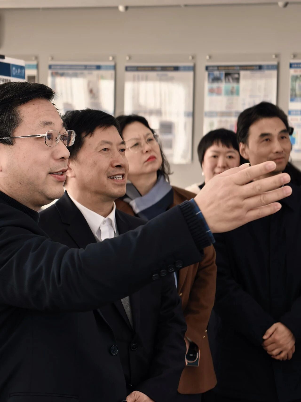 重庆大学党委副书记、校长刘昌胜院士一行 参观上海大学先进基础材料超常冶金与制备研究中心-上海大学材料科学与工程学院